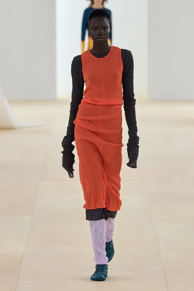 Look 10
